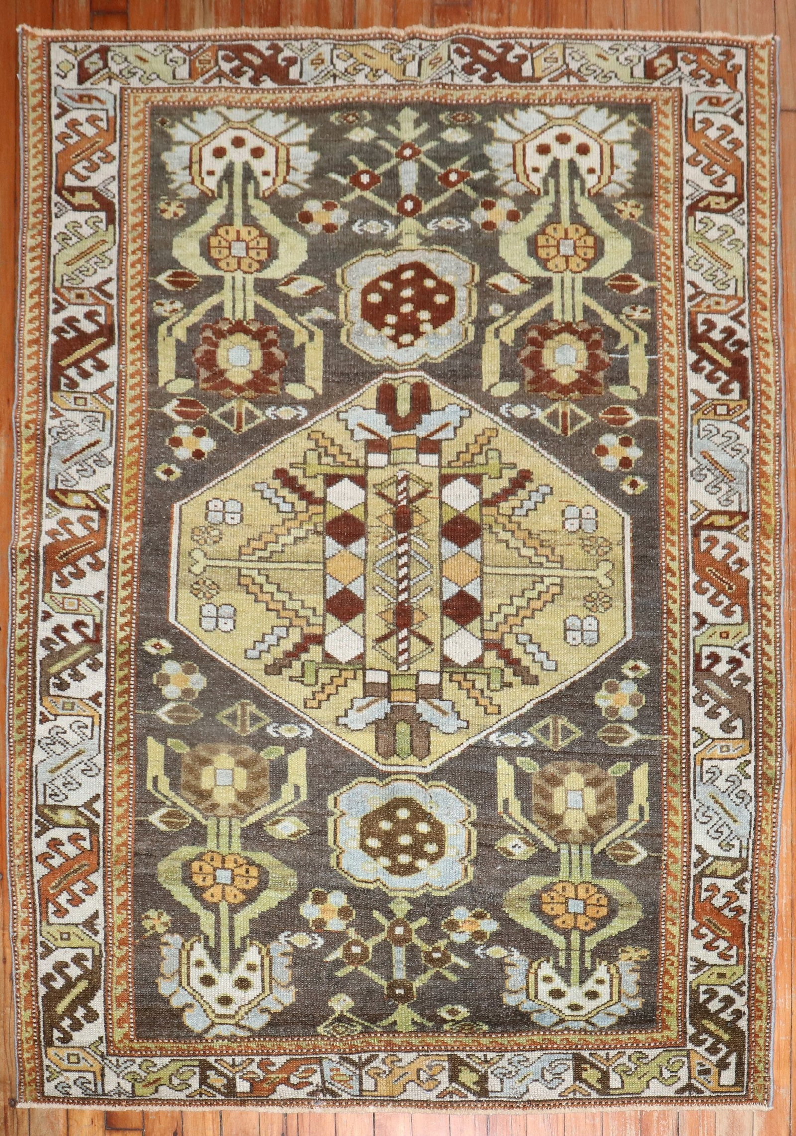 3' 9" x 5' Persian Bakhtiari Small Rug 1930s: 3' 9" x 5' Persian Bakhtiari Small Rug 1930s A pre-owned 1930s Persian Bakhtiari scatter rug in a small format. This piece is identified as a Baktiari rug and offers a classic Persian design suitable 