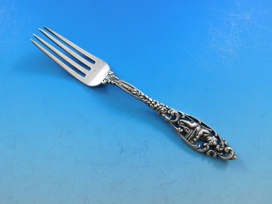 Dominick & Haff Labors of Cupid Sterling Silver Junior Fork 6 1/4": Dominick & Haff Labors of Cupid Sterling Silver Junior Fork 6 1/4" This exquisite Junior Fork measures 6 1/4" and features the elegant Labors of Cupid pattern by Dominick & Haff. Crafted from high-qua