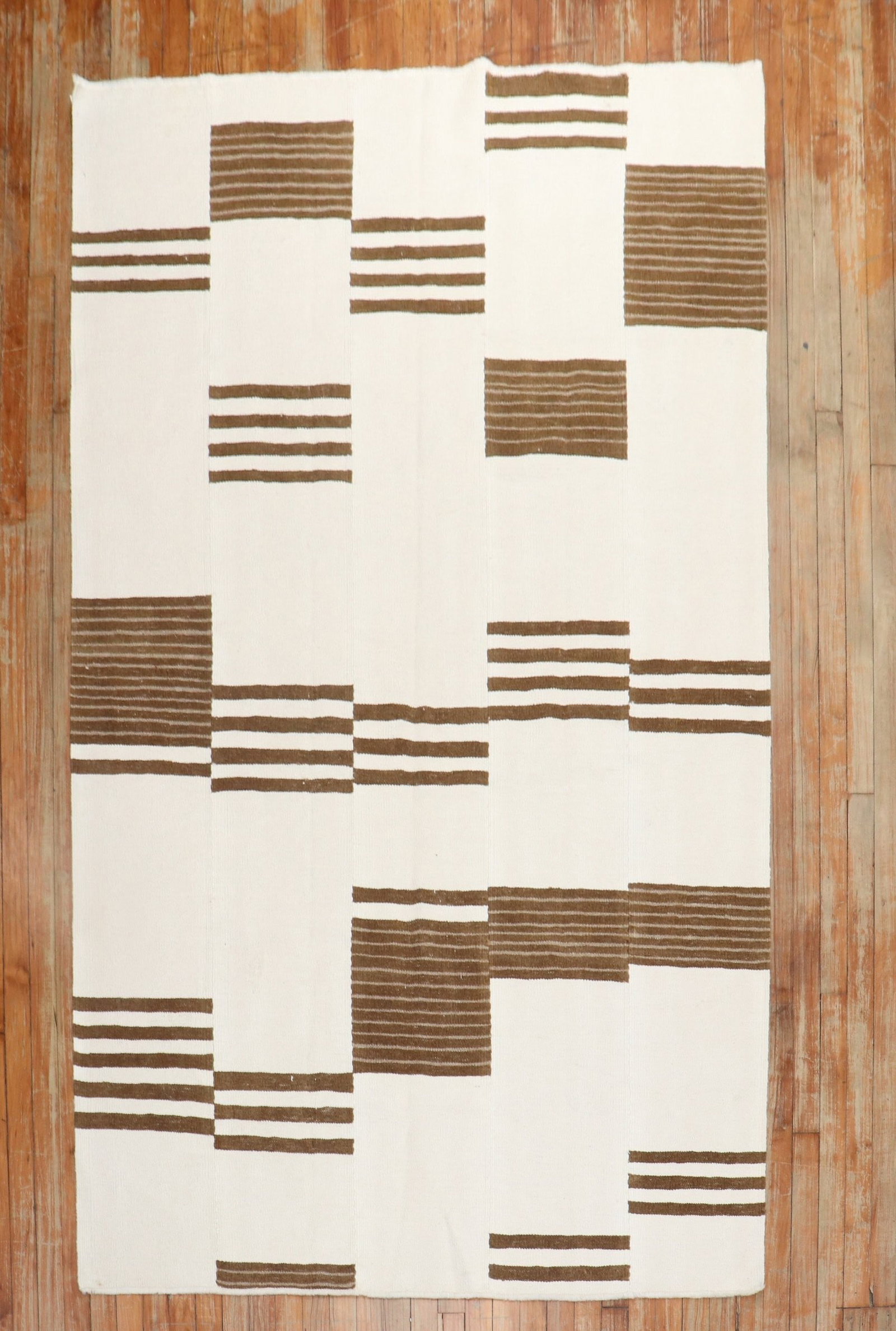 4' 10" x 8' 1" Turkish Kilim Rug in White and Brown: 4' 10" x 8' 1" Turkish Kilim Rug in White and Brown Modern Turkish kilim featuring a minimalist geometric pattern in white and brown. This pre-owned rug offers a clean, understated look suited to a ra