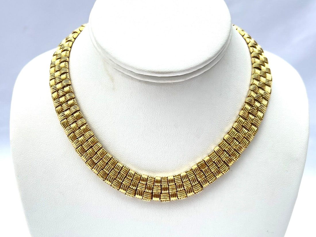 Roberto Coin 18K Yellow White Gold Diamond Collar Necklace: Roberto Coin 18K Yellow White Gold Diamond Collar Necklace Discover the elegance of this stunning Roberto Coin necklace, expertly crafted from 18K yellow and white gold. This exquisite collar-style ne