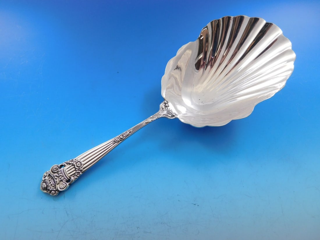 Towle Georgian Sterling Silver Cracker Scoop Vintage Server 8.25": Towle Georgian Sterling Silver Cracker Scoop Vintage Server 8.25" This exquisite cracker scoop from the Georgian pattern by Towle is crafted from high-quality sterling silver, measuring 8 1/4 inches
