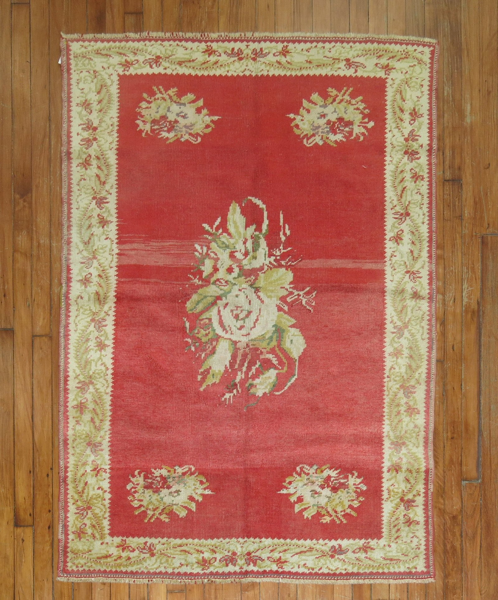 3' 10" x 5' 4" Turkish Ghiordes floral rug: 3' 10" x 5' 4" Turkish Ghiordes floral rug Early 20th century Turkish Ghiordes floral rug with a red field and traditional floral design. This pre-owned rug is categorized as a small square format. Sp
