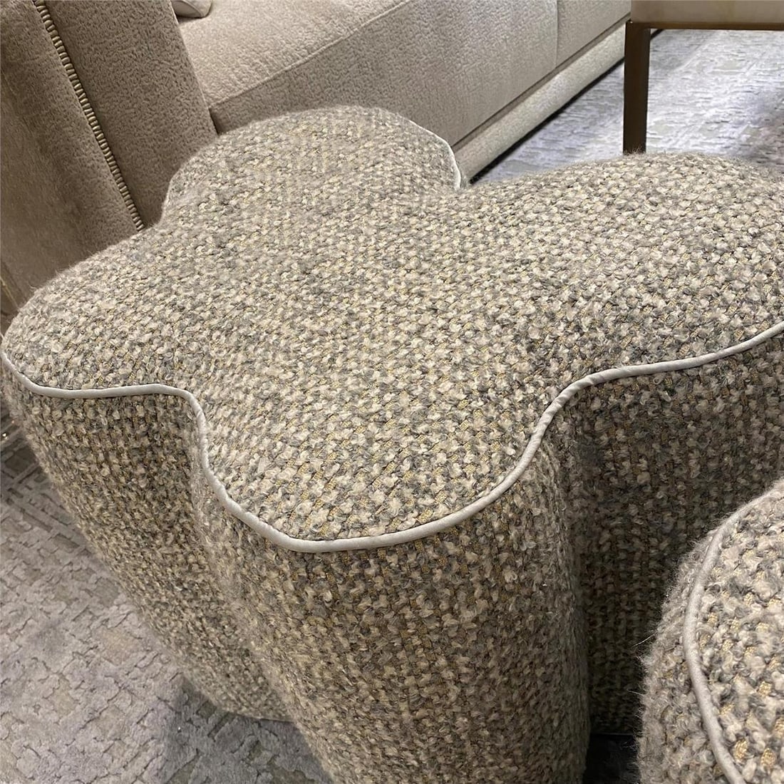 John-Richard Mariposa Butterfly Design Small Ottoman: John-Richard Mariposa Butterfly Design Small Ottoman Enhance your living space with the Butterfly Design Mariposa Small Ottoman, a stylish addition that combines functionality and aesthetics. This ott