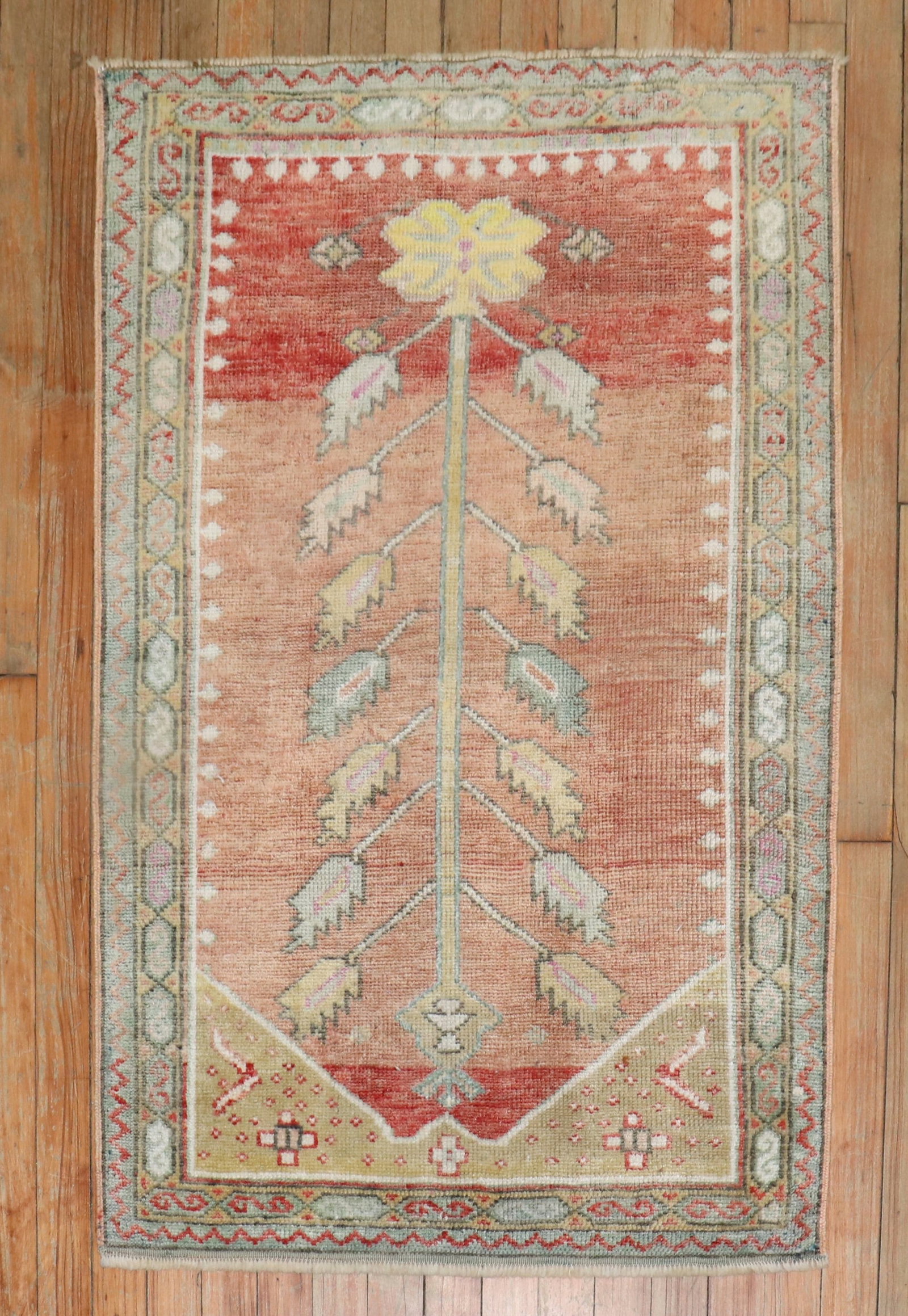 2' 6" x 3' 9" Anatolian Floral Prayer Rug: 2' 6" x 3' 9" Anatolian Floral Prayer Rug Vintage Turkish floral prayer rug from the mid 20th century. This pre-owned Anatolian rug features a classic prayer rug form with a floral design. Specificati