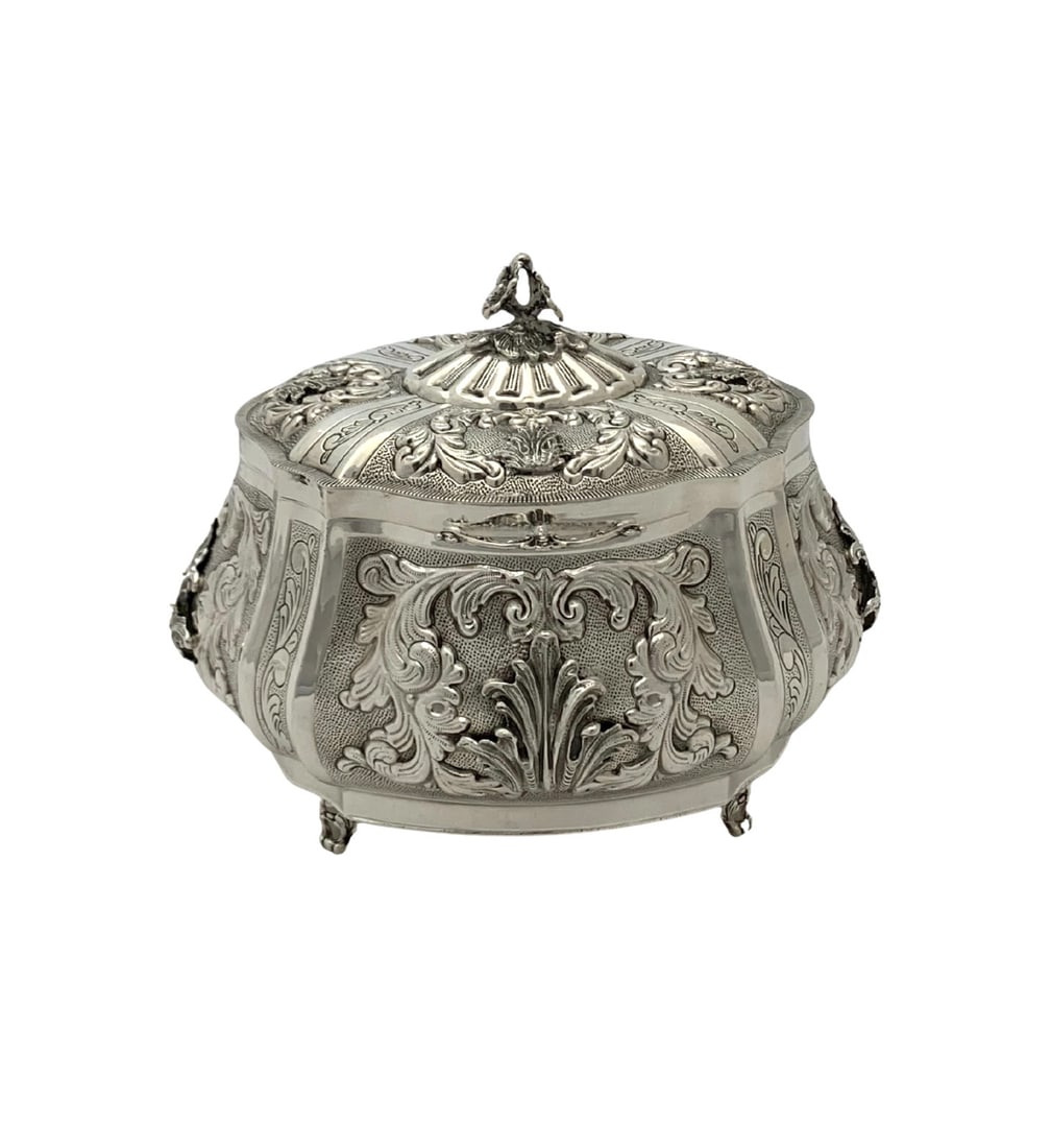 Handmade 925 Sterling Silver Leaf Applique Esrog Box BP-1787: Handmade 925 Sterling Silver Leaf Applique Esrog Box BP-1787 This exquisite Esrog box is crafted from fine 925 sterling silver, showcasing a stunning handmade leaf applique design complemented by chas