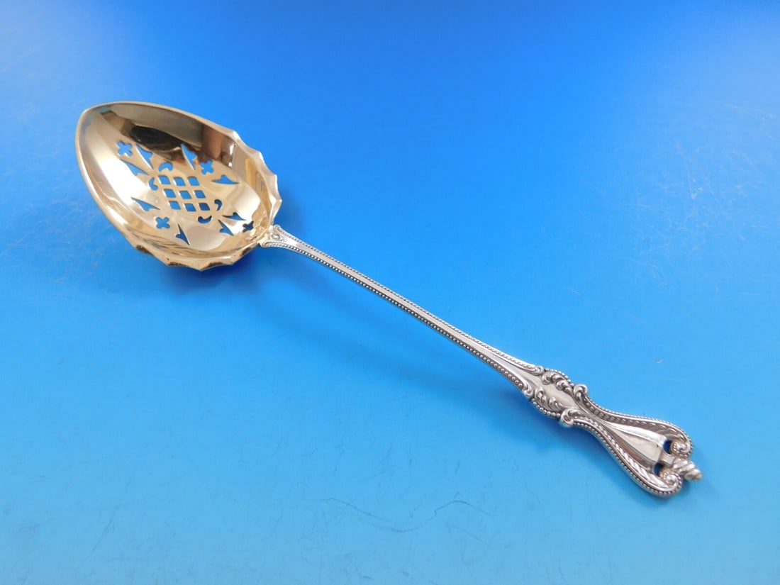 Towle Old Colonial Sterling Silver Sugar Sifter 6.5 inch Monogrammed: Towle Old Colonial Sterling Silver Sugar Sifter 6.5 inch Monogrammed This exquisite Old Colonial Sugar Sifter, crafted by Towle, showcases an elegant design with a fancy pierced pattern. Made of high-