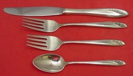 Reed and Barton Petite Fleur Sterling Silver 4-Pc Place Setting: Reed and Barton Petite Fleur Sterling Silver 4-Pc Place Setting Enhance your dining experience with this exquisite 4-piece regular size place setting from the Petite Fleur pattern by Reed and Barton. 