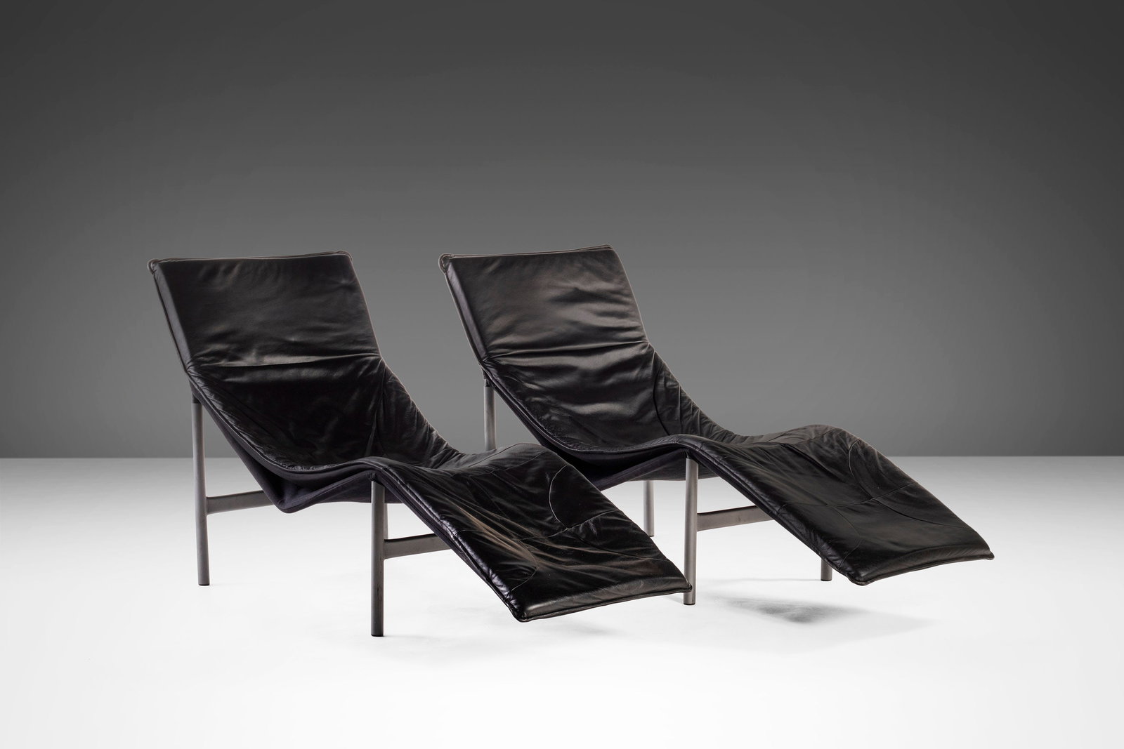 Pair of Tord Bjorklund Skye Leather Chaise Lounges Sweden 1970s: Pair of Tord Bjorklund Skye Leather Chaise Lounges Sweden 1970s Elevate your space with this stunning set of two "Skye" leather chaise lounge chairs, designed by Tord Bjorklund and crafted in Sweden d