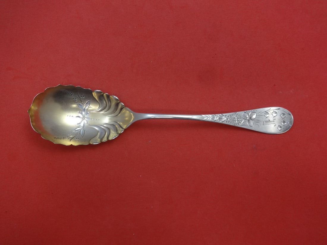 Lunt Antique Lily Engraved Sterling Silver Berry Spoon Goldwashed 8 5/8": Lunt Antique Lily Engraved Sterling Silver Berry Spoon Goldwashed 8 5/8" This exquisite Antique Lily Engraved Berry Spoon by Lunt is crafted from sterling silver and features a stunning goldwashed bri