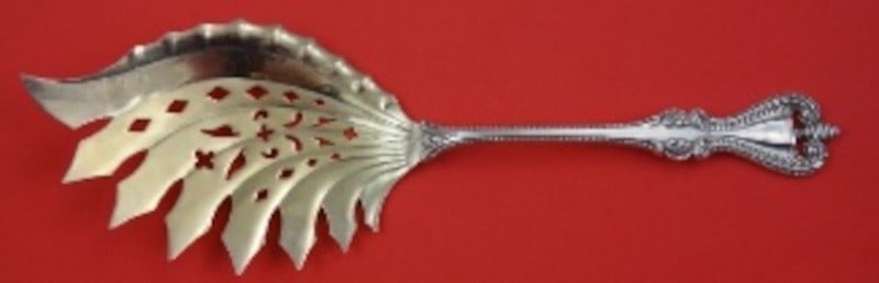 Towle Old Colonial Sterling Silver 9 inch Pierced Macaroni Server Gold Washed: Towle Old Colonial Sterling Silver 9 inch Pierced Macaroni Server Gold Washed Sterling silver macaroni server in the Old Colonial pattern by Towle. It features a gold-washed finish, a very fancy pierc