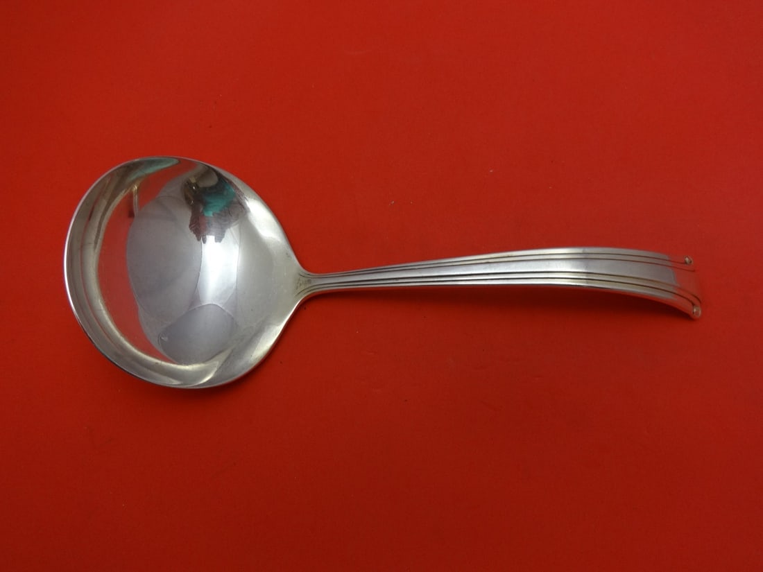 Reed and Barton Cotillion Sterling Silver Gravy Ladle 6 1/2": Reed and Barton Cotillion Sterling Silver Gravy Ladle 6 1/2" Sterling silver gravy ladle in the Cotillion pattern by Reed & Barton. This pre-owned serving piece is not monogrammed and is in excellent 
