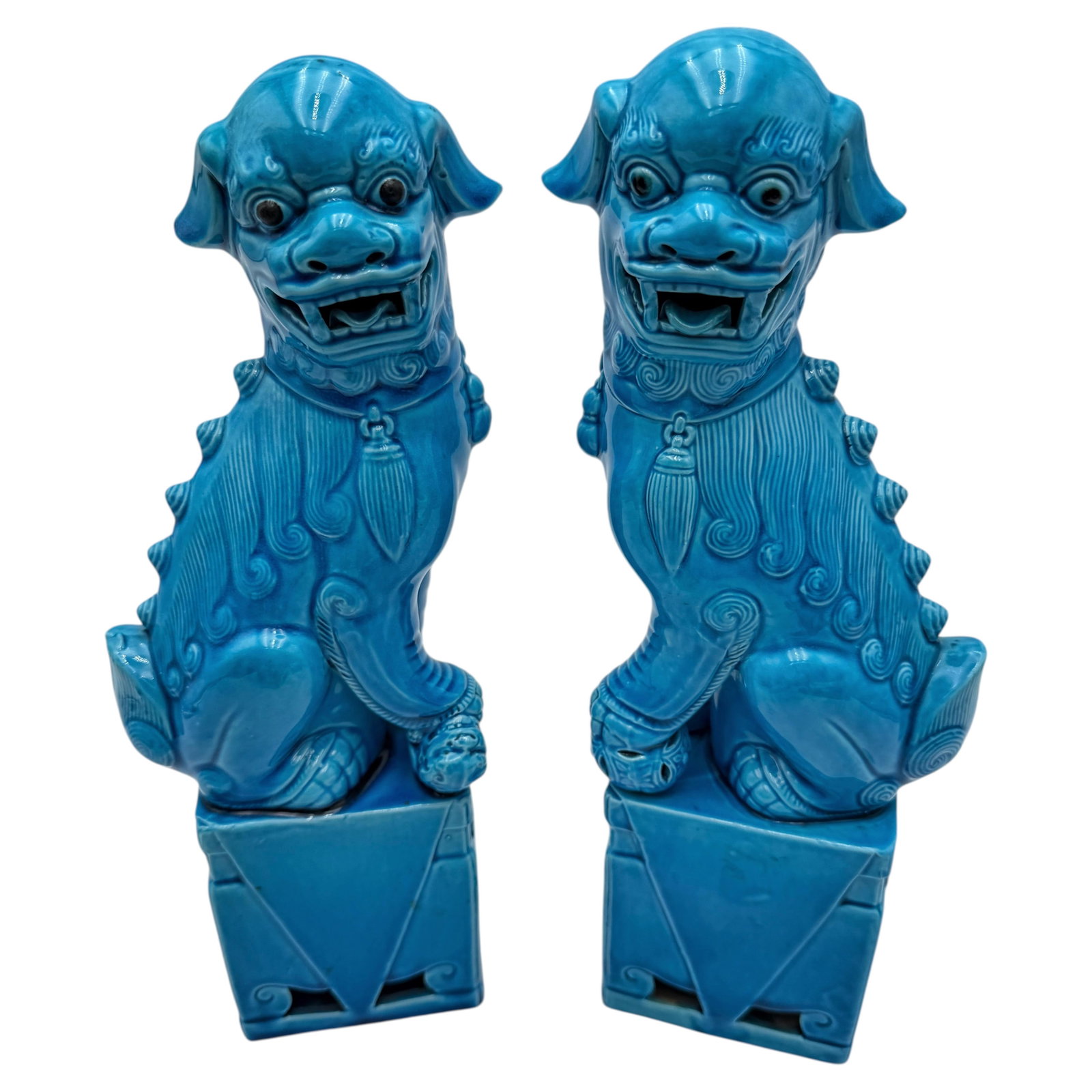 Set of 2 Chinese Porcelain Guardian Lions in Turquoise Glaze 12.5 in: Set of 2 Chinese Porcelain Guardian Lions in Turquoise Glaze 12.5 in Pair of Chinese Export foo dogs, also known as guardian lions, crafted in glazed porcelain with a vivid turquoise finish. Each figu