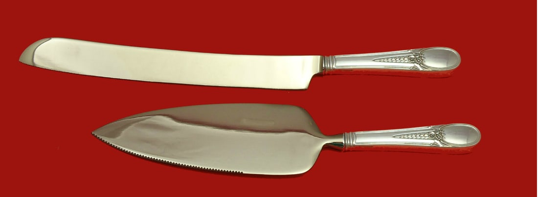 2pc Blackinton Flowered Antique sterling wedding cake knife and server: 2pc Blackinton Flowered Antique sterling wedding cake knife and server Two-piece wedding cake set in the Flowered Antique pattern by Blackinton. This pre-owned set includes a cake knife and cake serve