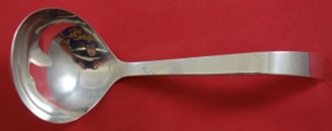 Adra Moderne Sterling Silver Gravy Ladle 7 1/4 in: Adra Moderne Sterling Silver Gravy Ladle 7 1/4 in Sterling silver gravy ladle in the Moderne pattern by Adra. This serving piece is not monogrammed and is in excellent pre-owned condition. Specificati