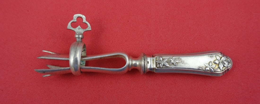 French Sterling Silver Bone Holder with Leaf Motif 3 5/8": French Sterling Silver Bone Holder with Leaf Motif 3 5/8" This exquisite French Sterling silver bone holder showcases a charming leaf motif on its hollow handle, crafted by various makers. Measuring 3