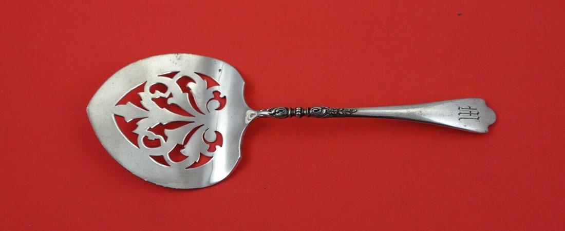 Lunt Nellie Custis Sterling Silver Tomato Server 7 3/4 Inches: Lunt Nellie Custis Sterling Silver Tomato Server 7 3/4 Inches This exquisite tomato server is part of the Nellie Custis pattern by Lunt, crafted from high-quality sterling silver. Measuring 7 3/4 inch
