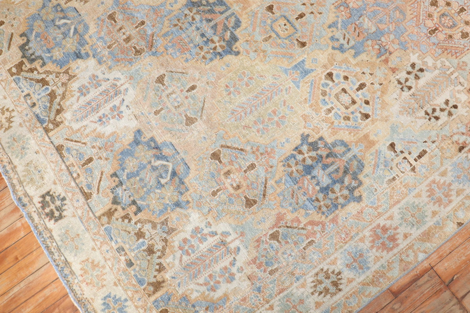 6' 9" x 9' 4" Persian Bakhtiari Rug early 20th Century: 6' 9" x 9' 4" Persian Bakhtiari Rug early 20th Century Early 20th century Persian Bakhtiari carpet in pre-owned condition. Specifications Item Type: Carpet Style/Type: Bakhtiari Origin: Persian Period