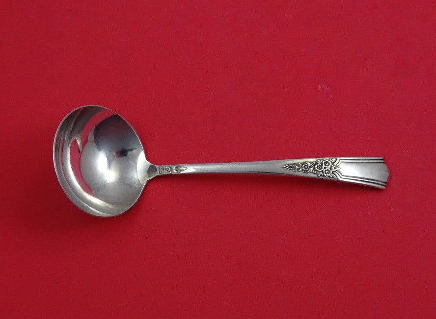 Lunt Gaycourt Sterling Silver Gravy Ladle 6.25 Inch Serving Piece: Lunt Gaycourt Sterling Silver Gravy Ladle 6.25 Inch Serving Piece This exquisite gravy ladle from the Gaycourt pattern by Lunt is crafted from high-quality sterling silver, measuring 6 1/4 inches in l