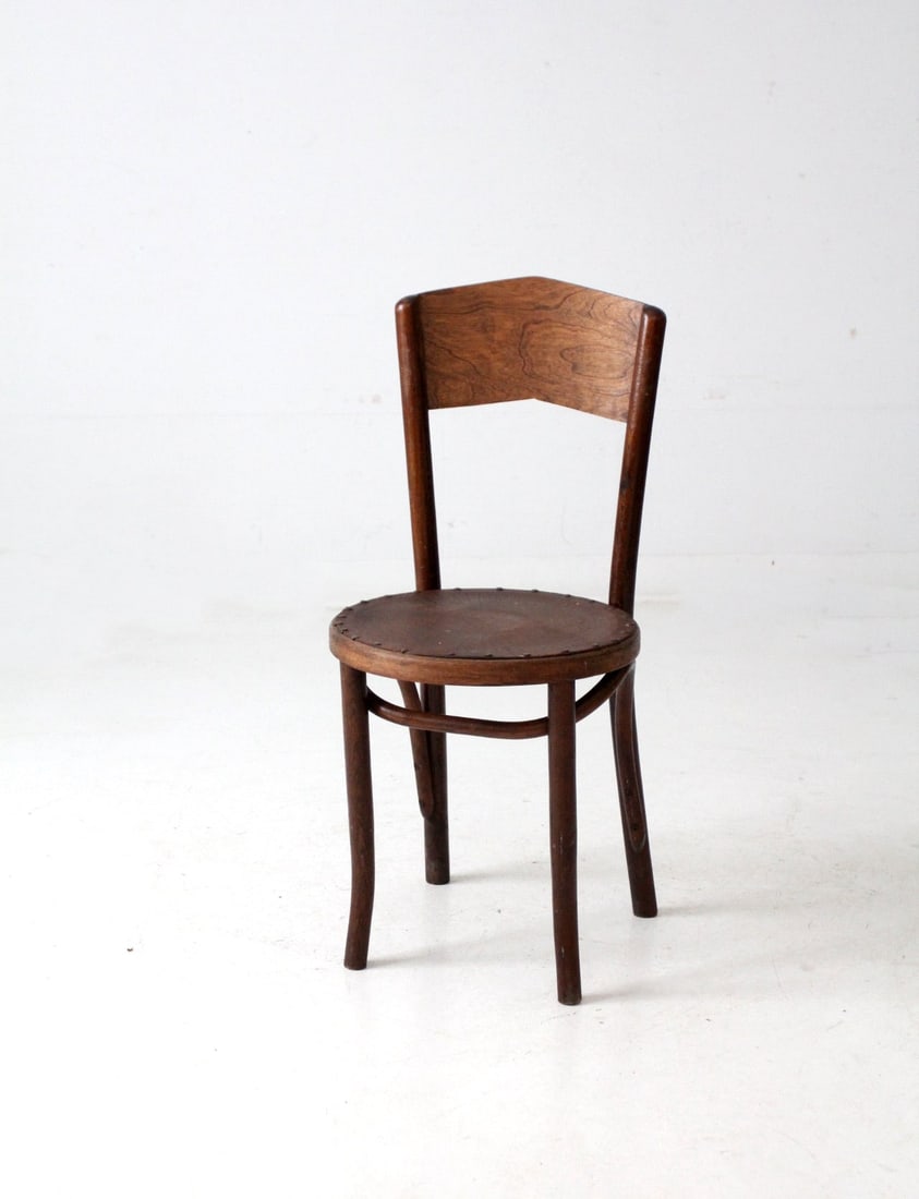 1930s Great Northern Chair Company Antique Bentwood Chair: 1930s Great Northern Chair Company Antique Bentwood Chair This exquisite antique bentwood chair from the Great Northern Chair Company, dating back to the 1930s, showcases a stunning Art Deco arched ba