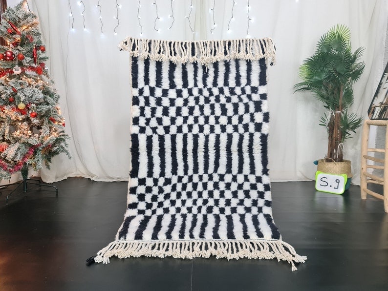 Authentic Handmade Moroccan Berber Wool Rug Black White 6.56 x 3.28 Feet: Authentic Handmade Moroccan Berber Wool Rug Black White 6.56 x 3.28 Feet Experience the beauty of this Authentic White & Black Handmade Moroccan Berber Wool Rug. Handwoven by skilled local Berber wome