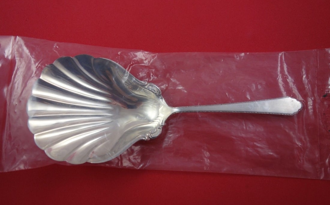 Lunt William and Mary Sterling Silver Cracker Scoop 7.5 New: Lunt William and Mary Sterling Silver Cracker Scoop 7.5 New Experience the elegance of the William and Mary pattern by Lunt with this exquisite sterling silver cracker scoop. Measuring 7 1/2 inches, t