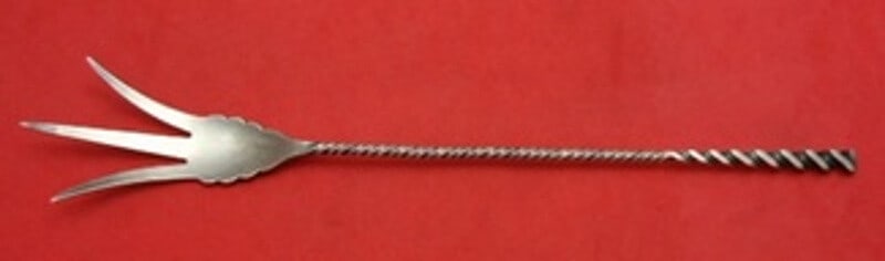 Whiting Square Twist #5 Sterling Silver 9" Lettuce Fork: Whiting Square Twist #5 Sterling Silver 9" Lettuce Fork Presenting the exquisite Square Twist #5 Serving Fork, crafted by Whiting in fine sterling silver. This elegant 9" lettuce fork features a disti