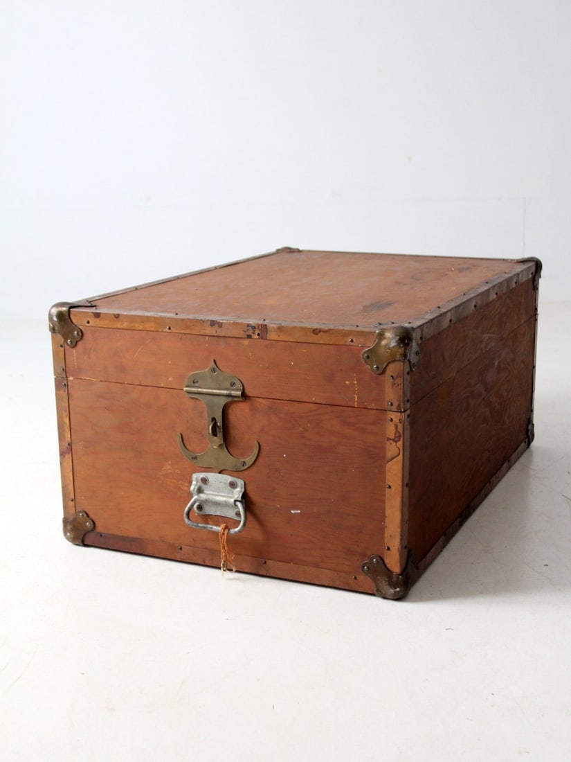 Vintage 1930s Nautical Wood Trunk with Brass Hardware: Vintage 1930s Nautical Wood Trunk with Brass Hardware This vintage wood trunk, dating back to the 1930s-1940s, embodies a charming maritime-inspired design with its brass corner brackets and