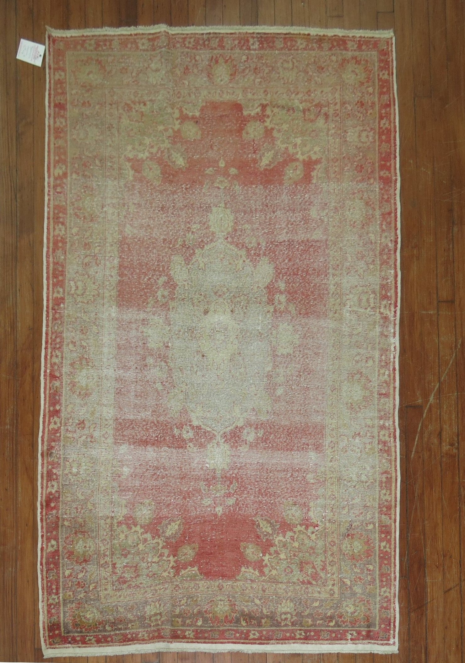 3' 10" x 6' 3" Early 20th Century Turkish Sivas Accent Rug: 3' 10" x 6' 3" Early 20th Century Turkish Sivas Accent Rug Early 20th century Turkish Sivas accent rug with a worn finish and shabby chic style. This pre-owned rug offers a classic decorative look wit