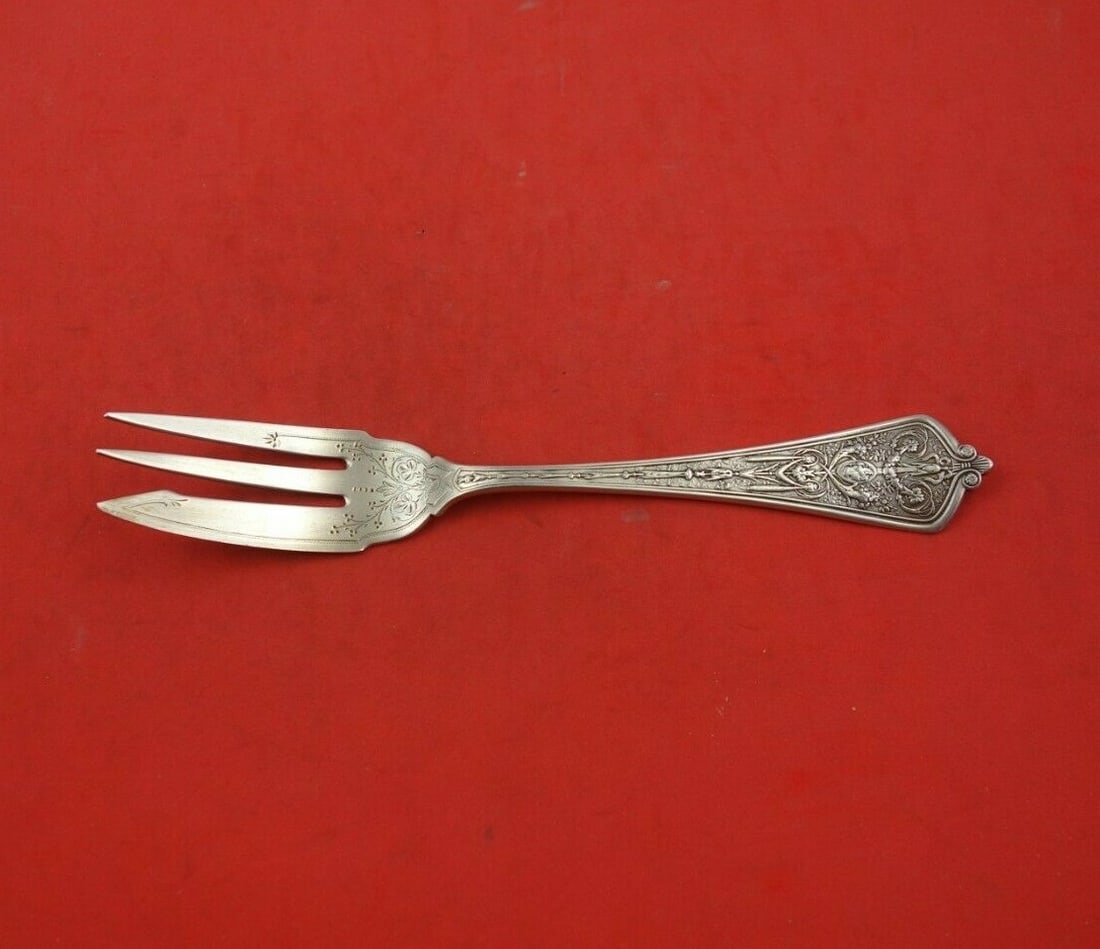 Gorham Lady Washington Sterling Silver Pie Fork 3-Tine Bright-Cut 6 7/8": Gorham Lady Washington Sterling Silver Pie Fork 3-Tine Bright-Cut 6 7/8" Discover the elegance of the Lady Washington pie fork, crafted by Gorham in sterling silver. This exquisite bright-cut fork fea