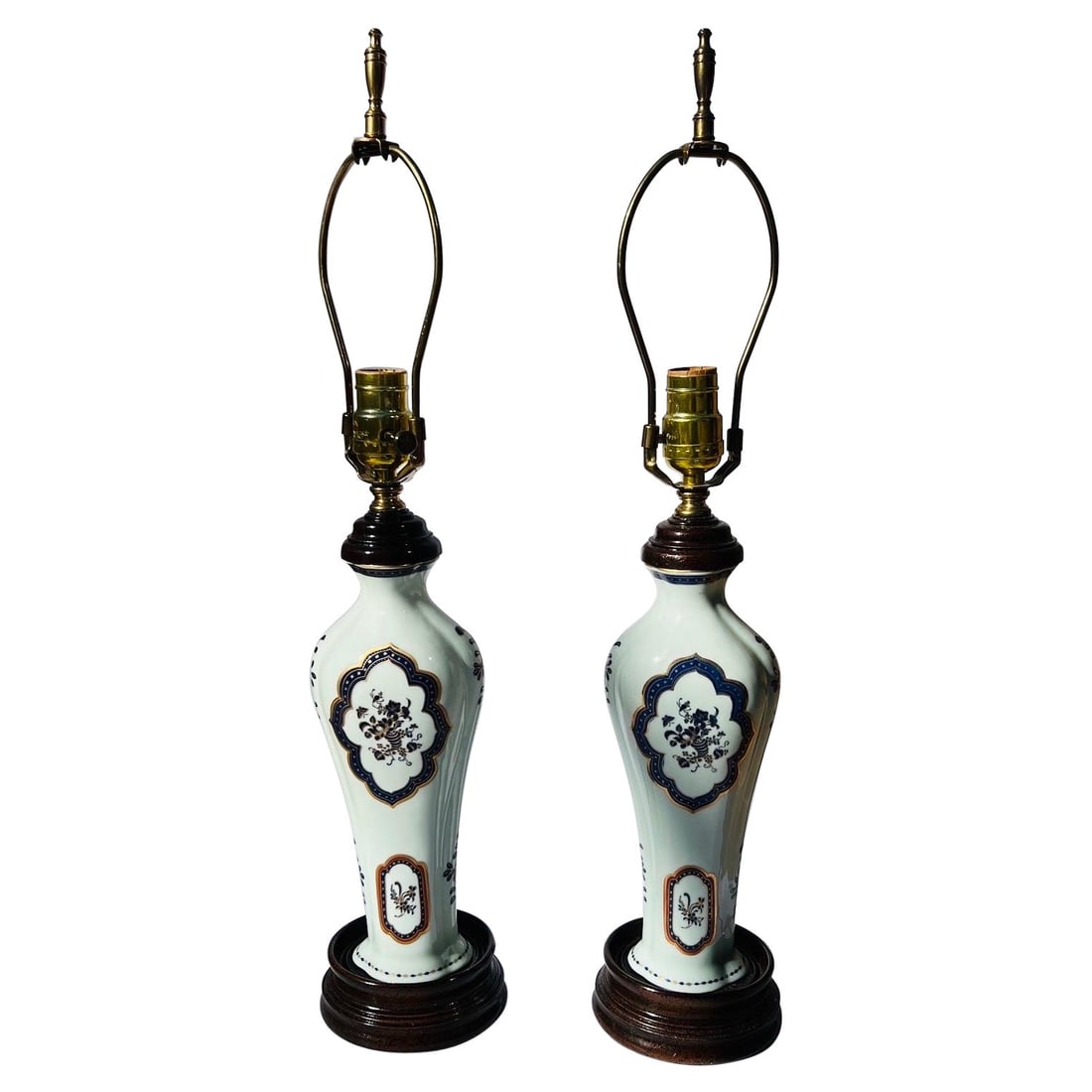 Mottahedeh Colonial Williamsburg Pair of Porcelain Table Lamps: Mottahedeh Colonial Williamsburg Pair of Porcelain Table Lamps This exquisite pair of Chinese export style porcelain table lamps embodies elegance and sophistication, attributed to the renowned Mottah