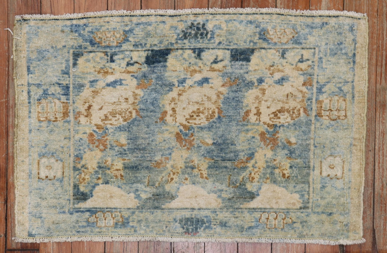 1' 4" x 2' Persian Senneh Yastik Floral Rug c 1920: 1' 4" x 2' Persian Senneh Yastik Floral Rug c 1920 A pre-owned Persian Senneh floral mat rug, dating to circa 1920. This yastik-format piece features a floral design and is identified as a Senneh rug.