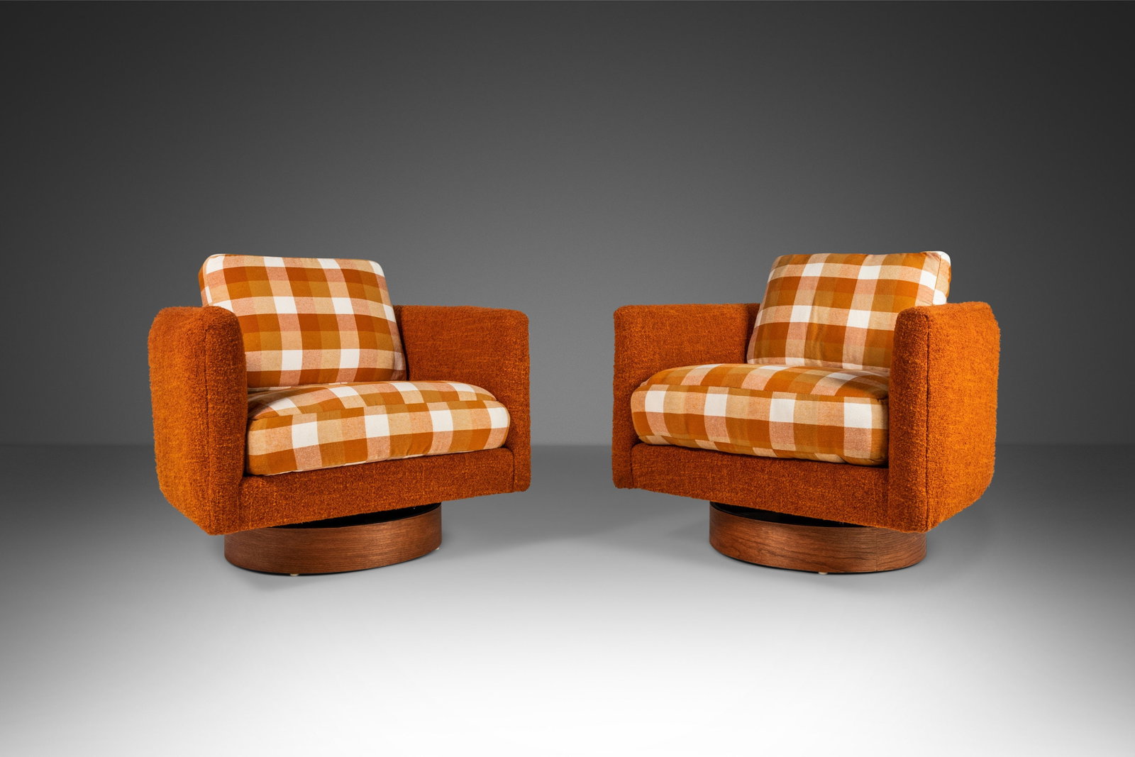 Milo Baughman Mid Century Modern Swiveling Tub Chairs Set in Tweed 1970s: Milo Baughman Mid Century Modern Swiveling Tub Chairs Set in Tweed 1970s This set of two Mid Century Modern swiveling tub barrel chairs, attributed to Milo Baughman, embodies the essence of American M