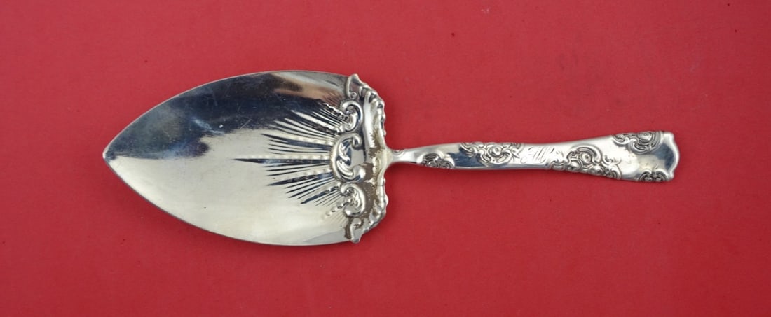 Whiting Sterling Silver Rose and Scroll Pie Server 8 7/8": Whiting Sterling Silver Rose and Scroll Pie Server 8 7/8" This exquisite pie server from the Rose and Scroll pattern by Whiting is a stunning addition to any collection. Crafted from high-quality ster