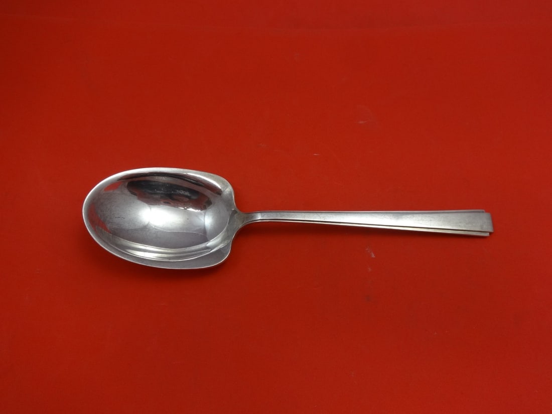 Lunt Modern Classic Sterling Silver Serving Berry Spoon 7 3/4": Lunt Modern Classic Sterling Silver Serving Berry Spoon 7 3/4" A sterling silver berry spoon in the Modern Classic pattern by Lunt. This serving spoon dates to the 1900-1940 period, is not monogrammed