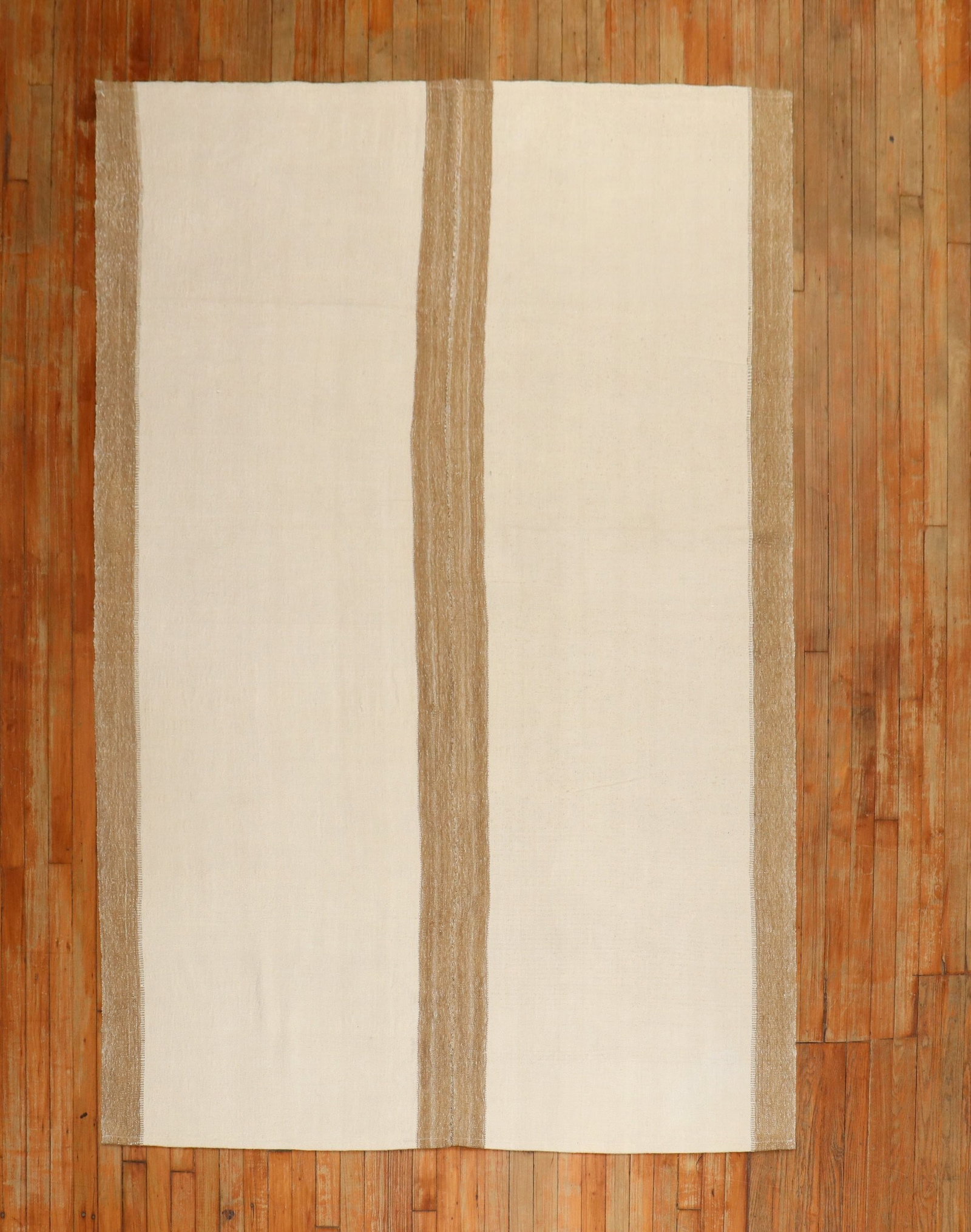 5' 5" x 8' 1" Turkish Kilim Rug Minimalist Design: 5' 5" x 8' 1" Turkish Kilim Rug Minimalist Design A minimalist Turkish kilim dating to the 3rd quarter of the 20th century. This pre-owned flatwoven rug features a clean, understated design suitable f