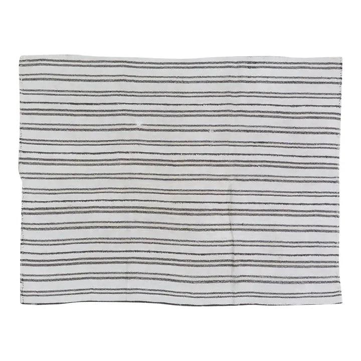 Turkish Wool Flatweave Kilim Rug 4'3x5'5: Turkish Wool Flatweave Kilim Rug 4'3x5'5 This vintage Turkish hand-knotted flatweave kilim is crafted from wool using traditional rug-making techniques. It combines classic artistry with a modern desi
