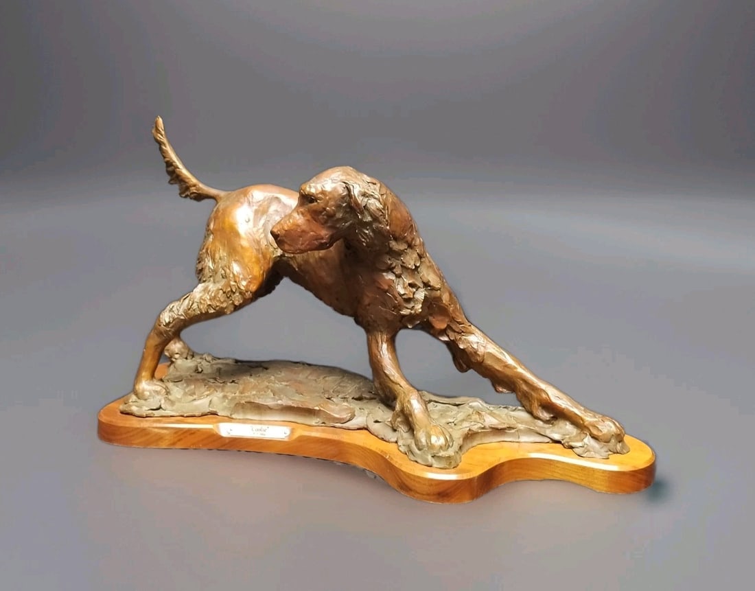 Maureen S Riley bronze Irish Setter hunting dog sculpture on wood base: Maureen S Riley bronze Irish Setter hunting dog sculpture on wood base Vintage bronze sculpture depicting an Irish Setter in a hunting pose, created by Michigan artist Maureen S. Riley. This original 