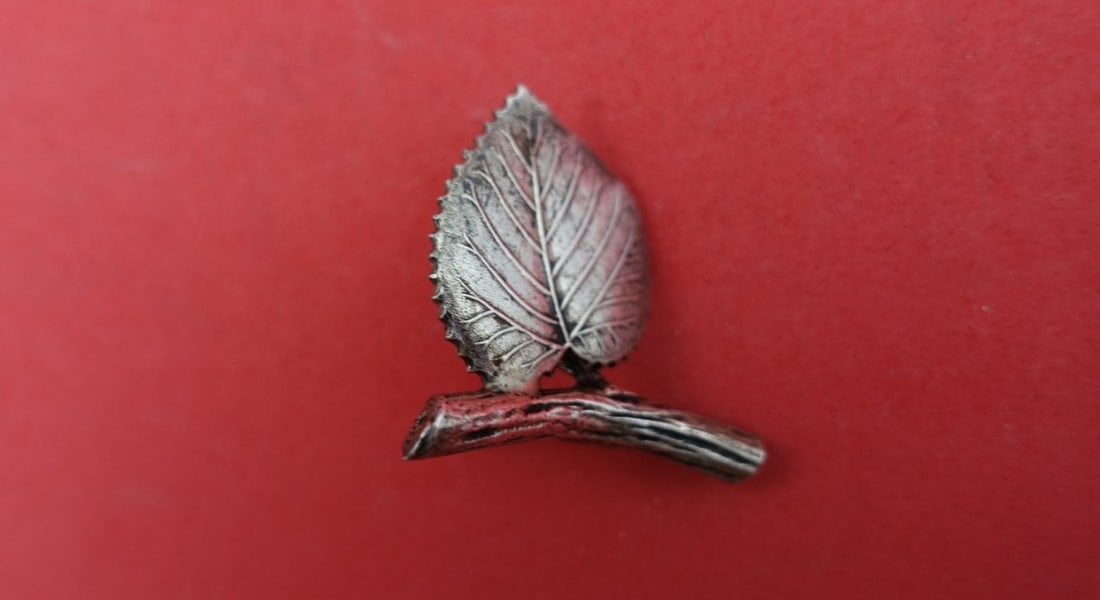 Sterling Silver Place Card Holder with Leaf by Tiffany and Co 1 x 1 Inch: Sterling Silver Place Card Holder with Leaf by Tiffany and Co 1 x 1 Inch This Tiffany & Co. sterling silver place card holder features a leaf design on a branch. It is crafted in an unknown pattern an