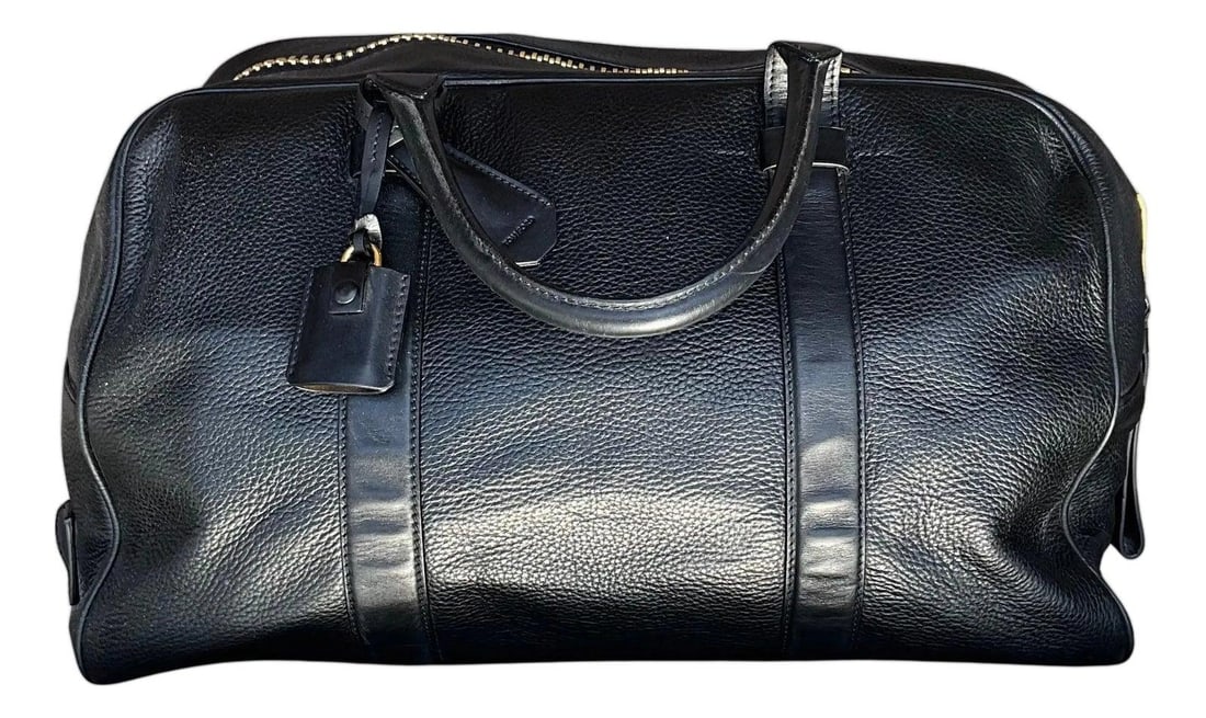Tom Ford Vintage Black Leather Travel Bag: Tom Ford Vintage Black Leather Travel Bag This Vintage Tom Ford Leather Travel Bag embodies exclusivity and sophistication, showcasing the distinctive design details and exceptional quality that marke