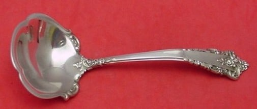 Lunt Rondelay Sterling Silver Gravy Ladle 6.5 Inch: Lunt Rondelay Sterling Silver Gravy Ladle 6.5 Inch This exquisite gravy ladle features the elegant Rondelay pattern by Lunt, crafted from high-quality sterling silver. Measuring 6 1/2 inches, this lad