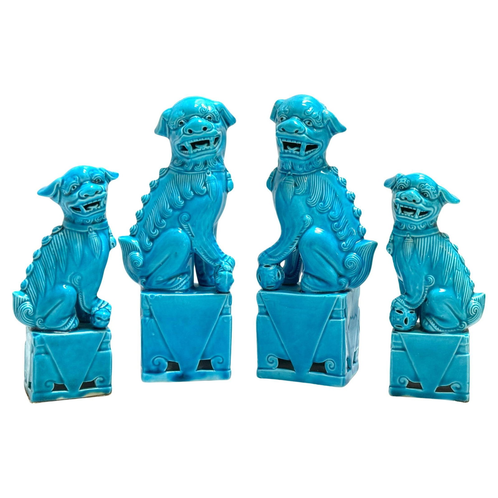 Set of 4 Turquoise Chinese Export Foo Dogs 20th Century: Set of 4 Turquoise Chinese Export Foo Dogs 20th Century Discover a captivating collection of two pairs of turquoise Chinese export foo dogs, crafted from glazed porcelain in the 20th century. These in