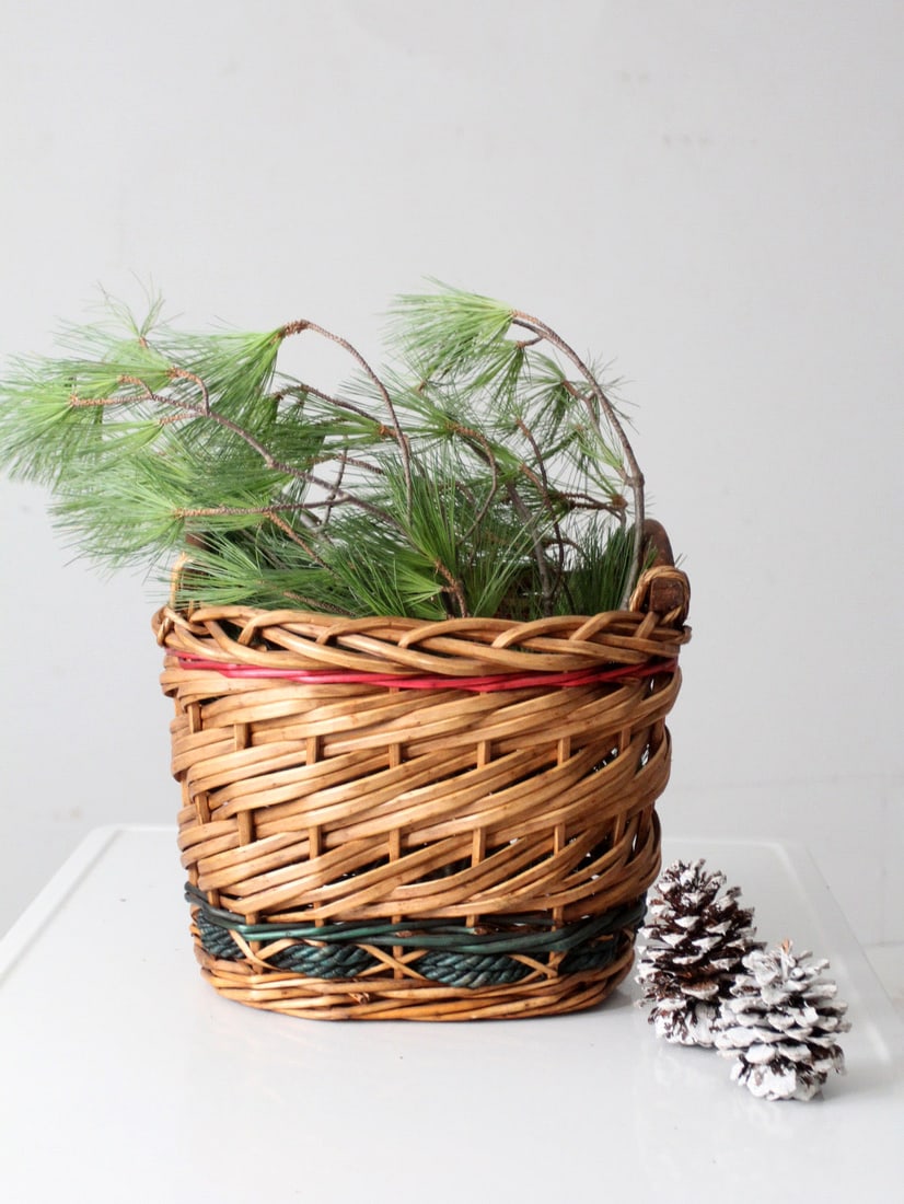 Vintage Woven Basket with Red Green Accents and Curved Handles: Vintage Woven Basket with Red Green Accents and Curved Handles Enhance your home decor with this vintage woven basket, showcasing a warm, natural tone and a gently spiraled weave. The basket features 