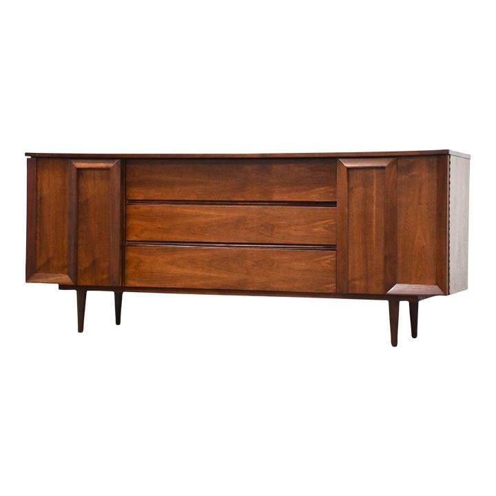 Mid Century Modern Walnut 9 Drawer Dresser 1960s Refinished: Mid Century Modern Walnut 9 Drawer Dresser 1960s Refinished This stunning mid-century modern dresser combines style and functionality with its nine spacious drawers and two doors. The dresser features
