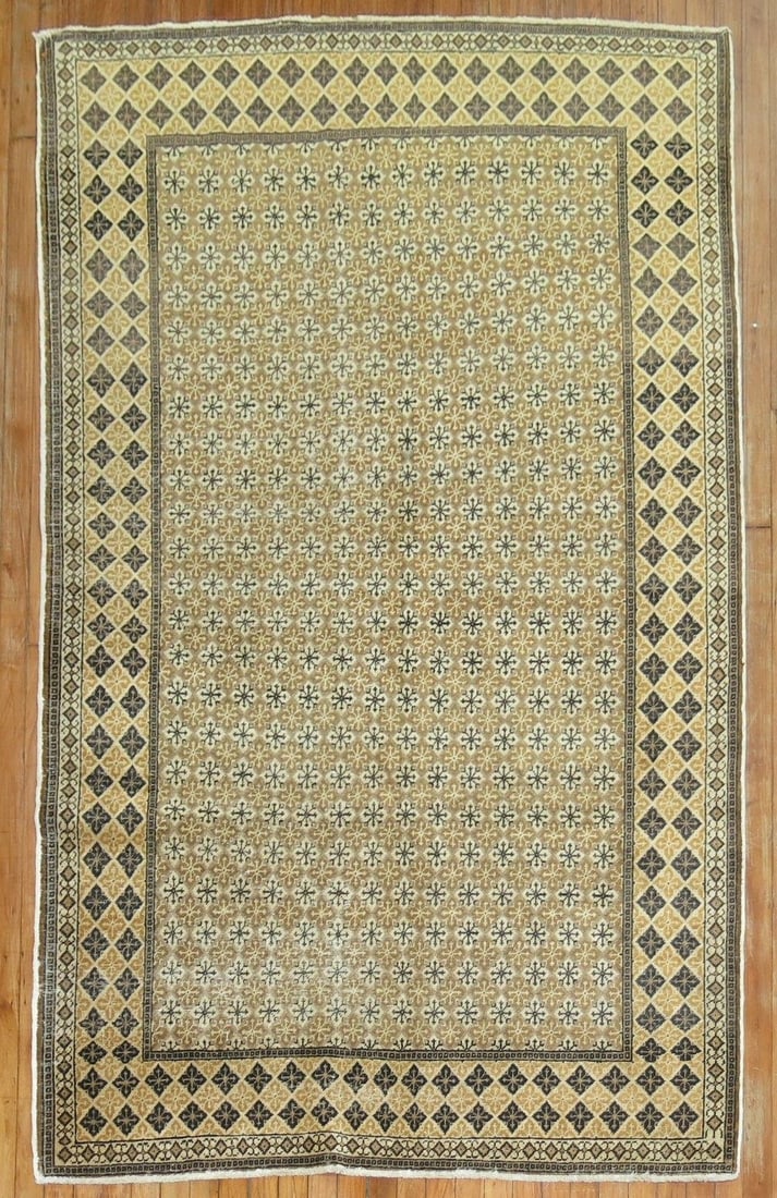 4' 9" x 7' 3" Turkish Sivas Accent Rug Diamond Motif: 4' 9" x 7' 3" Turkish Sivas Accent Rug Diamond Motif Turkish Sivas carpet from the 2nd quarter of the 20th century featuring an all-over diamond motif. This pre-owned accent rug reflects the distincti