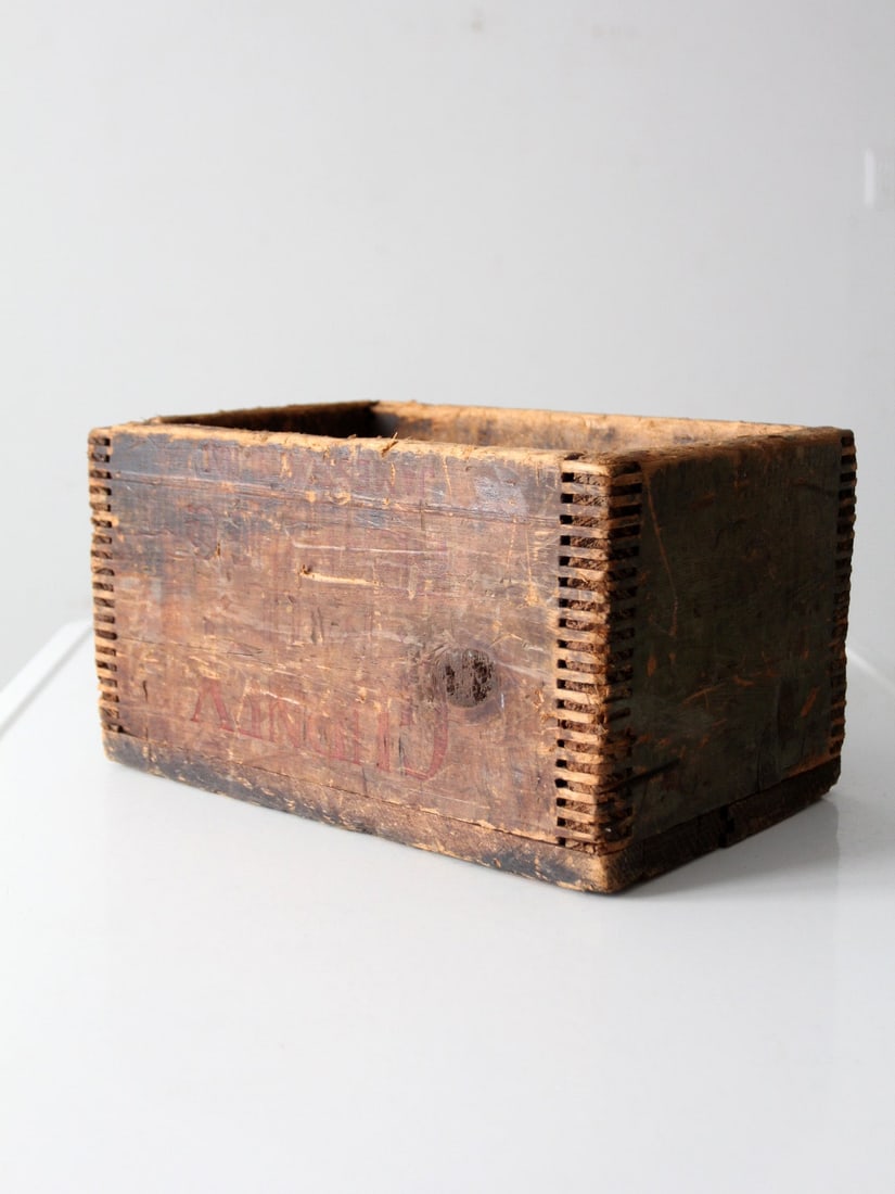 Antique Gurney Wooden Shipping Box Early 1900s Rustic Decor: Antique Gurney Wooden Shipping Box Early 1900s Rustic Decor Discover the charm of early 20th-century craftsmanship with this Gurney wooden shipping box, originally designed for the mail-order seed tra