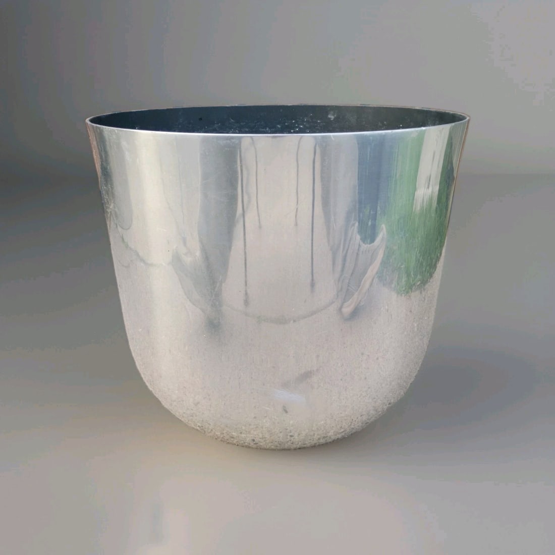 Mid Century Modern Aluminum Floor Planter by Paul Mayen ASI 18 x 17": Mid Century Modern Aluminum Floor Planter by Paul Mayen ASI 18 x 17" Vintage Mid Century Modern floor planter by Architectural Supplements Inc. (ASI), attributed in the title to Paul Mayen. This large