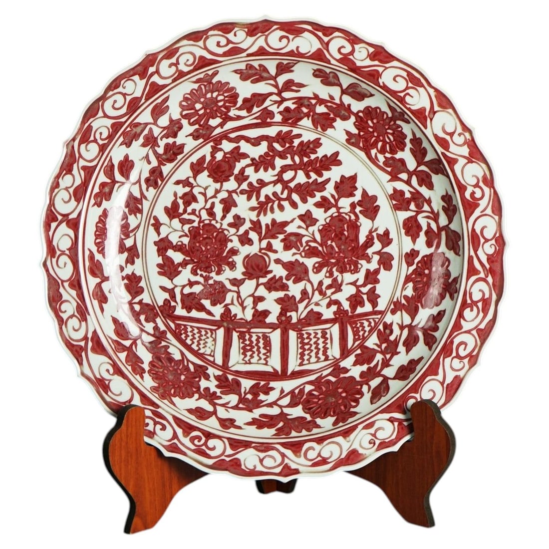 17 in Japanese Imari Porcelain Charger Red White Garden Motif 20th C: 17 in Japanese Imari Porcelain Charger Red White Garden Motif 20th C Japanese Imari porcelain charger featuring a red and white garden scene. Originating from Japan and dated to the 20th century, it p
