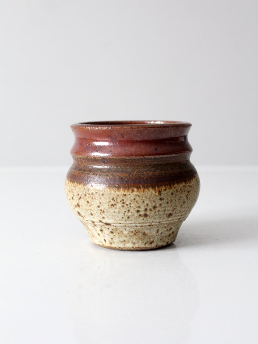 Organic Form Studio Pottery Vase in Beige and Reddish Brown: Organic Form Studio Pottery Vase in Beige and Reddish Brown Enhance your living space with this vintage handmade studio pottery vase. Its organic, sculptural design features a speckled beige base that