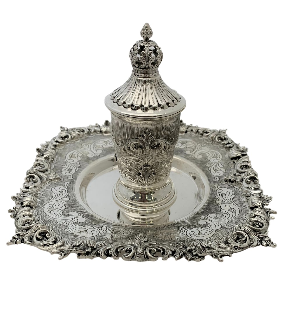 Handmade 925 Sterling Silver Leaf Applique Crown Liquor Cup Tray Set: Handmade 925 Sterling Silver Leaf Applique Crown Liquor Cup Tray Set Experience elegance with this exquisite handmade liquor cup and tray set crafted from fine 925 sterling silver. This set features s