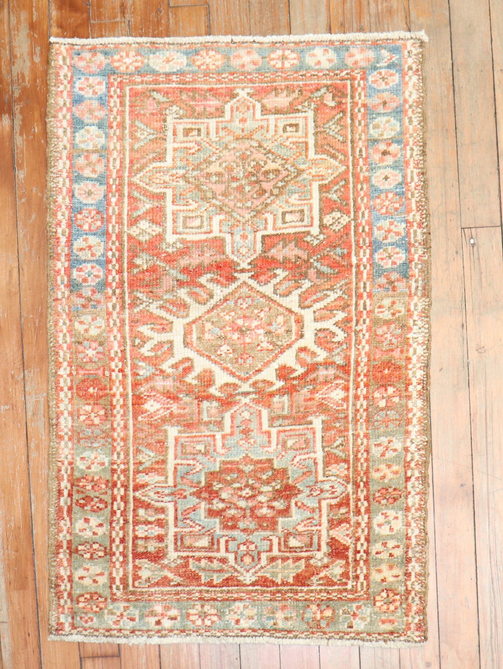 1' 11" x 2' 8" Serapi Heriz Yastik Rug 1930s (1 of 4)